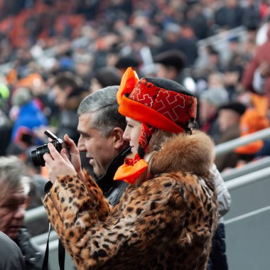 DONETSK, UKRAINE - 5 Aralık 2012: Shakhtar 'ın taraftarı elinde bir kamerayla Juventus ve Shakhtar Donetsk arasındaki Şampiyonlar Ligi maçında