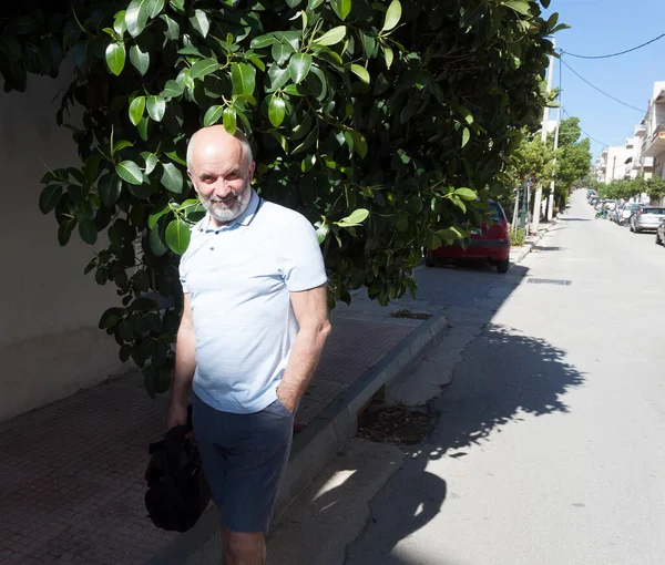 Skallig Man Med Skägg Står Gatan Ett Lagerträd — Stockfoto