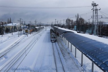 Ocak 2018 'de Sloviansk tren istasyonunda çok kar vardı. Yine de trenler çalıştı.