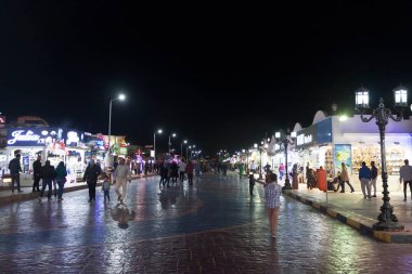 SHARM EL SHEIKH, EGYPT - 28 HAZİRAN 2018: Naama Körfezi gezinti güvertesi, Ocak akşamı