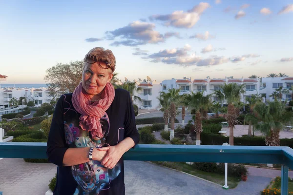 Retrato Atractiva Mujer Madura Balcón Del Hotel Junto Mar — Foto de Stock