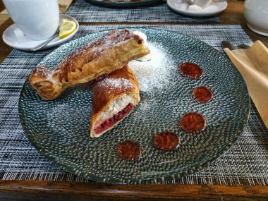 Üzerine reçel ve dondurma serpilmiş vişneli turta.