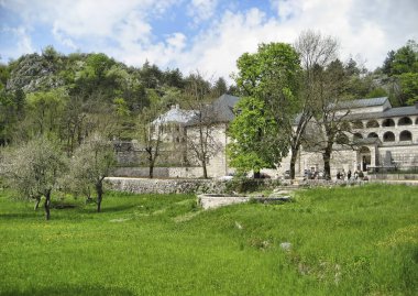 CETINJE, MONTENEGRO - 29 Nisan 2008: Cetinje Manastırı - Karadağ 'ın tarihi başkentinde Kutsal Bakire Meryem' in Doğuşu Ortodoks Manastırı - turistler için geleneksel bir yer