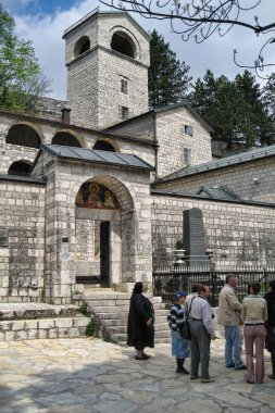 CETINJE, MONTENEGRO - 29 Nisan 2008: Cetinje Manastırı - Karadağ 'ın tarihi başkentinde Kutsal Bakire Meryem' in Doğuşu Ortodoks Manastırı - turistler için geleneksel bir yer
