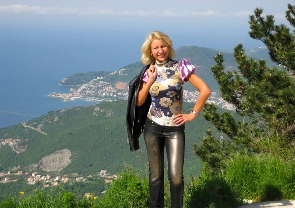 Giovane Ragazza Attraente Fianco Della Montagna Una Luminosa Giornata Sole — Foto Stock