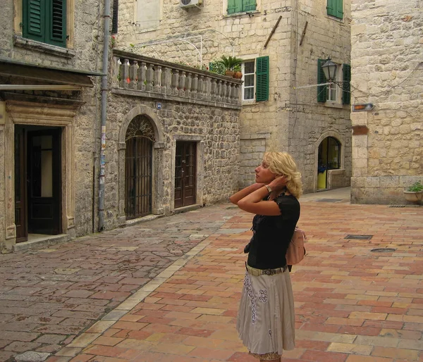 Kotor 'un ıssız bir caddesinde genç ve çekici bir kız. Karadağ, bahar