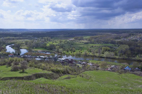 ウクライナのイズムにあるクレミヤネット山からのパノラマビュー セヴェルスキー ドネツ川の谷緑の草原劇的な空 — ストック写真