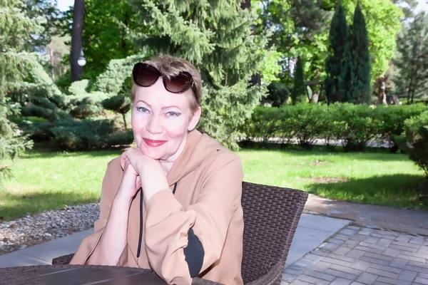 Charmante Frau Reifen Alters Park Tisch Eines Sommercafés — Stockfoto