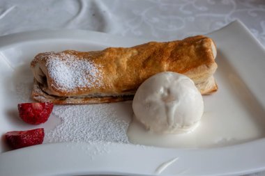 Çilekli ve dondurmalı vişneli turta.