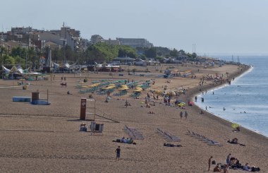 CALELLA, İspanya - 19 Temmuz 2013: 19 Temmuz 2013 'te Calella plajı. Tüm Avrupa ülkelerinden gelen turistlerin popüler tatil beldesi