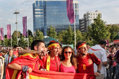 DONETSK, UKRAINE - 27 Haziran 2012: UEFA 2012 İspanya-Portekiz yarı final maçı öncesinde Donetsk 'te İspanyol taraftarlar. Devam eden oyunlarının neşesi ve maçlardan sonra İspanya finale ulaştı.!