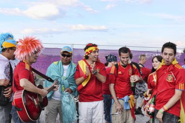 DONETSK, UKRAINE - 27 Haziran 2012: UEFA 2012 İspanya-Portekiz yarı final maçı öncesinde Kazakistan, Donetsk taraftarları ile İspanyol taraftarlar. Devam eden oyunlarının neşesi ve maçlardan sonra İspanya finale ulaştı.!