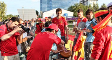 DONETSK, UKRAINE - 27 Haziran 2012: UEFA 2012 İspanya-Portekiz yarı final maçı öncesinde Donetsk 'te İspanyol taraftarlar. Devam eden oyunlarının neşesi ve maçlardan sonra İspanya finale ulaştı.!