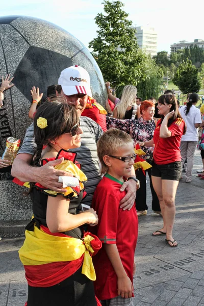 Donetsk Ukraine Juni 2012 Spaniens Fan Tillsammans Med Portugals Fans — Stockfoto