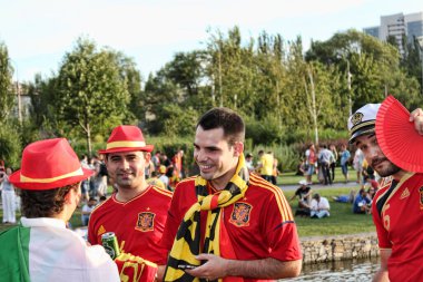 DONETSK, UKRAINE - 27 Haziran 2012: UEFA 2012 İspanya-Portekiz yarı final maçı öncesinde Donetsk 'te İspanyol taraftarlar. Devam eden oyunlarının neşesi ve maçlardan sonra İspanya finale ulaştı.!