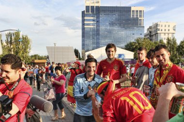 DONETSK, UKRAINE - 27 Haziran 2012: UEFA 2012 İspanya-Portekiz yarı final maçı öncesinde Donetsk 'te İspanyol taraftarlar. Devam eden oyunlarının neşesi ve maçlardan sonra İspanya finale ulaştı.!