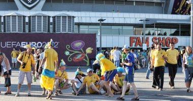 DONETSK, UKRAINE - 19 Haziran 2012: Donetsk 'te oynanan EURO 2012 Ukrayna maçından önce Ukraynalı taraftarlar İngiltere' ye karşı Donetsk 'te. En sevdikleri takımı 0-1 kaybedeceklerini bilmiyorlar..