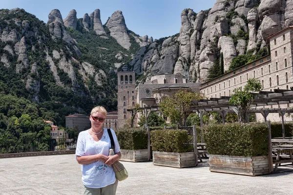 Volwassen Vrouw Met Zonnebril Achtergrond Van Het Klooster Van Montserrat — Stockfoto