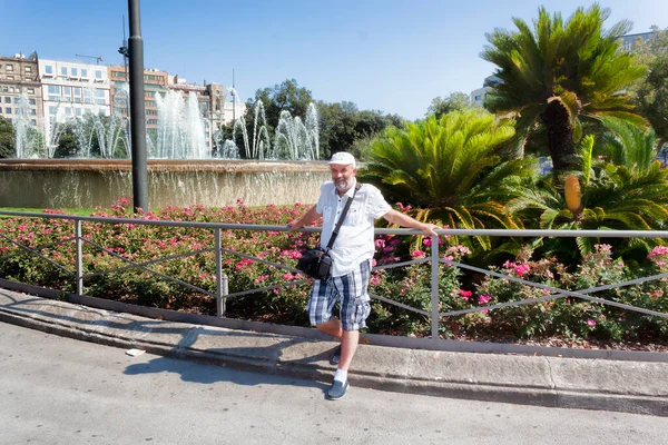 Homem Maduro Boné Beisebol Fundo Das Flores Fonte Praça Constituição — Fotografia de Stock