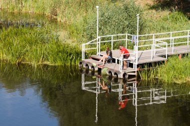 Kimliği belirsiz bir çift köprü Fishing