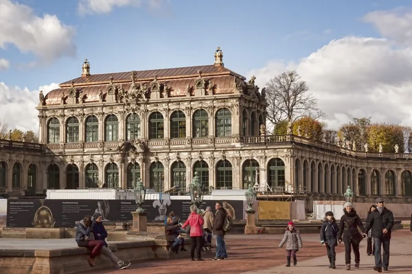 Το παλάτι zwinger και το κτίριο των παλαιών δεξιοτεχνών εικόνα galle — Φωτογραφία Αρχείου