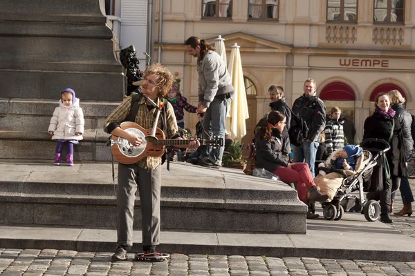 Tanımlanamayan sokak müzisyen — Stok fotoğraf