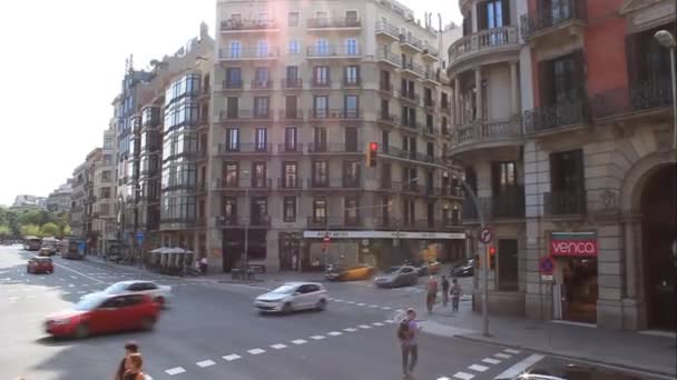 En las calles de Barcelona tráfico ocupado — Vídeo de stock