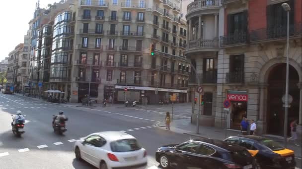На улицах Барселоны оживленное движение — стоковое видео