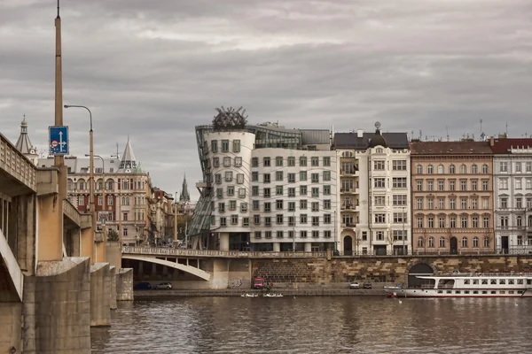 Det dansande huset, till Nationale Nederlanden byggnad i Prag, Tjeckien. Visa från floden Vltava — Stockfoto
