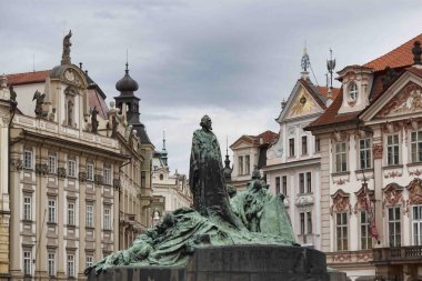 Prag eski şehir Meydanı Jan Hus Anıtı