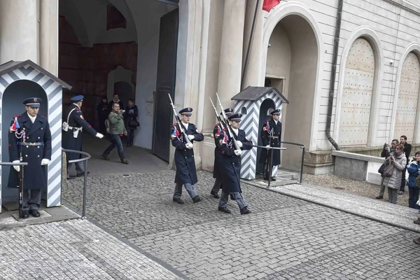 Byte av vakten vid ingången till Pragborgen — Stockfoto