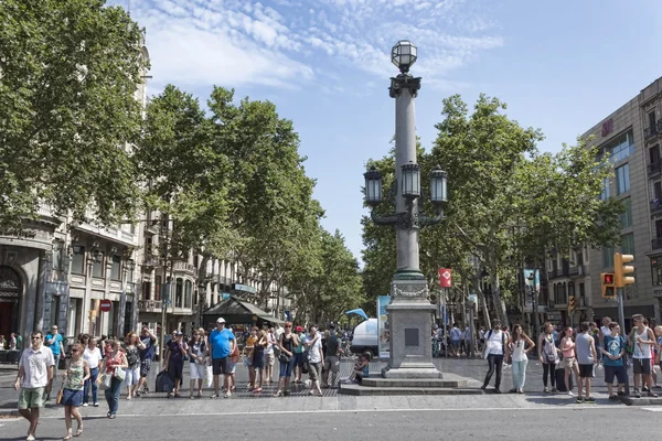 Rambla - uma rua pedonal no centro de Barcelona — Fotografia de Stock