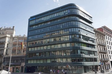 Barcelona sokaklarda modern binalar