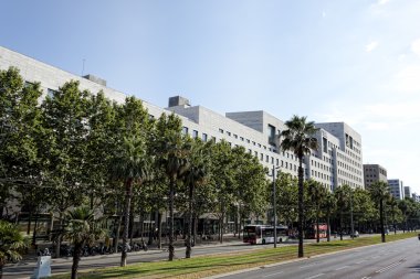 Barcelona'da Diagonal Caddesi üzerinde modern bina