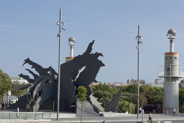 Atrações de crianças - escorregam na forma de um dragão — Fotografia de Stock