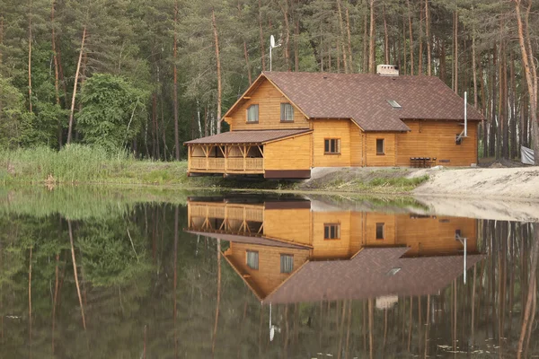 Деревянный дом в лесу — стоковое фото