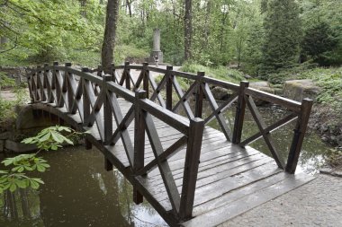 uman sophia parkta küçük bir nehir üzerinde ahşap köprü