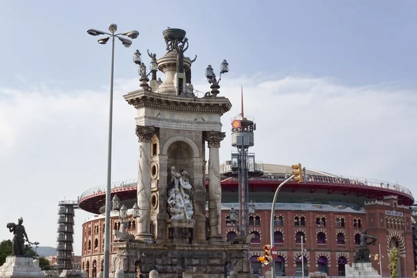 Monumento de la unidad en la plaza de España en Barcelona. En el ba —  Fotos de Stock