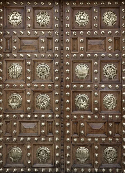 Dekore edilmiş geniş ahşap kapılar — Stok fotoğraf