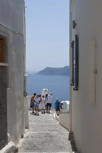 Gente en las estrechas calles de Santorini — Foto de Stock