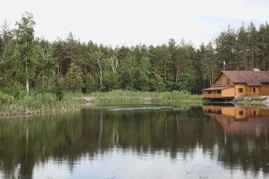 Göl üzerinde ormanda evi