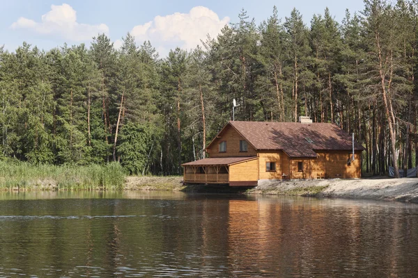 Göl üzerinde ormanda evi