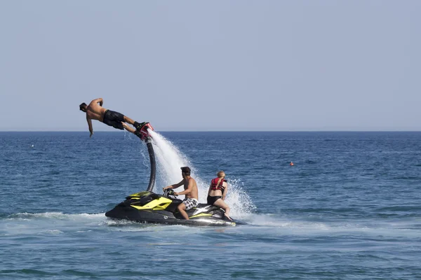 Oidentifierad turkiska man visar flyboard akrobatik på th — Stockfoto