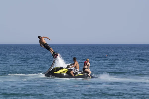 Hombre turco no identificado demuestra acrobacias de flyboard en el — Foto de Stock