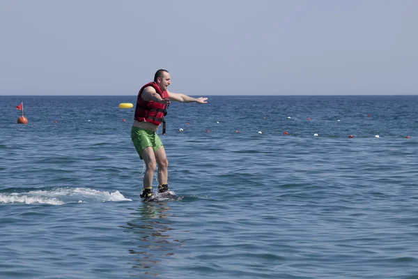 Αγνώστων στοιχείων τουρκικής άνθρωπος μελετώντας τα ακραία flyboard — Φωτογραφία Αρχείου