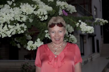 Orta yaşlı bir kadının portresi