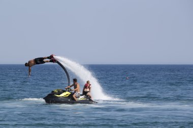 Kimliği belirsiz Türk adam gösterir flyboard akrobasi