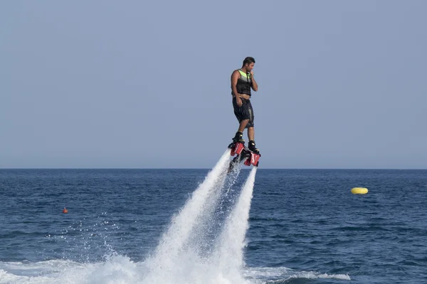 正体不明のトルコ男水の上で推移 — ストック写真