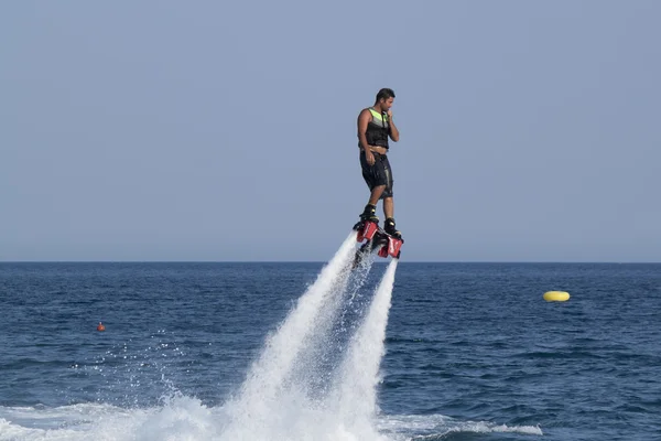 Uomo turco non identificato librato sopra l'acqua — Foto Stock