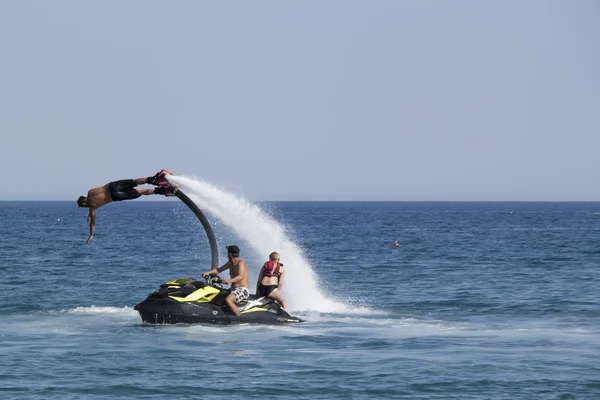 Hombre turco no identificado demuestra acrobacias de flyboard en el —  Fotos de Stock